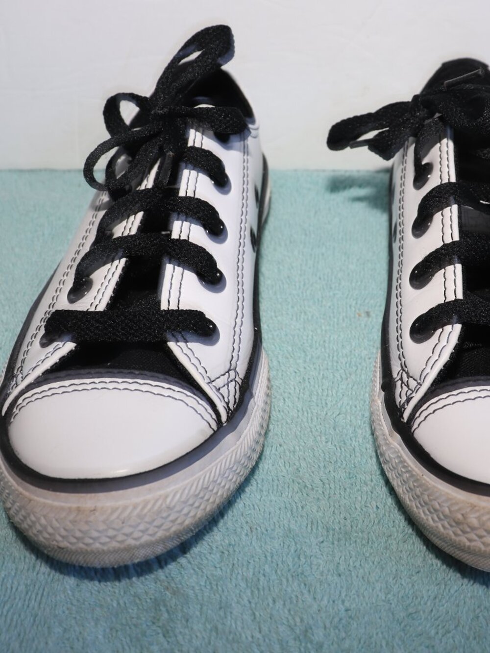 Converse All Star Girls White leather Shoes Size 13.
